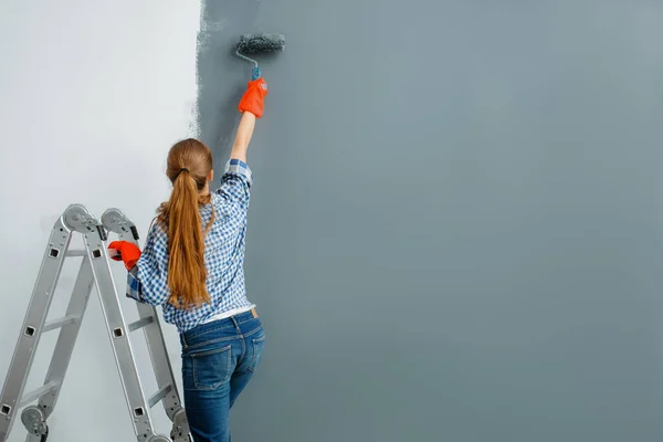 Γυναίκα Ζωγράφος Σπίτι Ζωγραφίζει Τοίχους Εσωτερικού Χώρου Επισκευή Σπιτιού Γυναίκα — Φωτογραφία Αρχείου