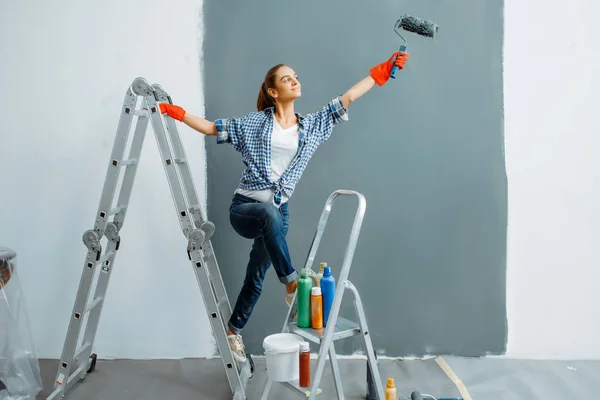 Χαρούμενη Γυναίκα Ζωγράφος Σπίτι Ζωγραφίζει Τοίχους Εσωτερικού Χώρου Επισκευή Σπιτιού — Φωτογραφία Αρχείου