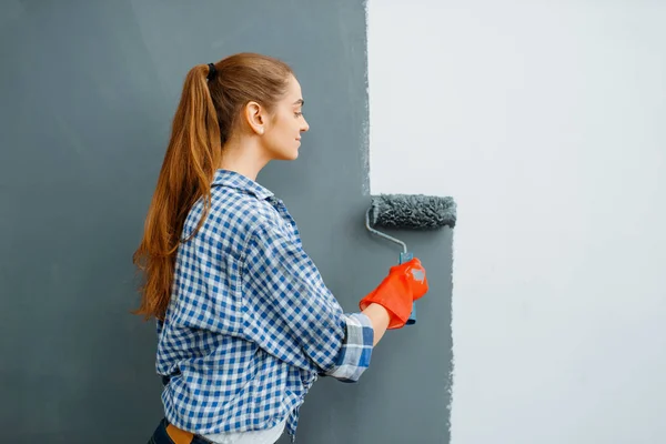 Alegre Pintor Casa Femenina Pinta Paredes Interiores Reparación Del Hogar — Foto de Stock