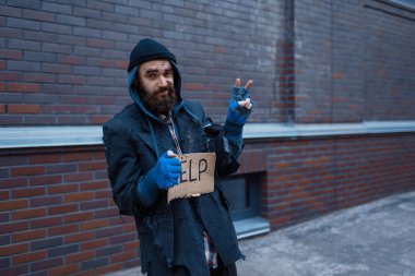 Dilenci adam ve şehir caddesini imzalamaya yardım et. Yoksulluk sosyal bir sorundur, evsizlik ve yalnızlık, alkolizm ve sarhoş bağımlılık.