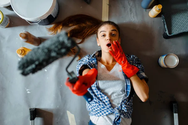 Surprised Female House Painter Lies Floor Top View Home Repair — Stock Photo, Image