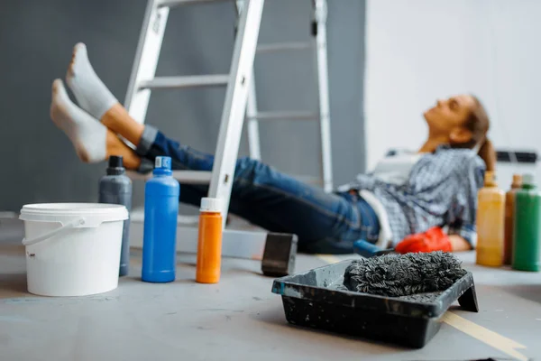 Mujer Alegre Hace Reparación Del Hogar Persona Femenina Feliz Haciendo — Foto de Stock