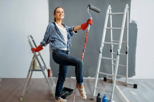 Γυναίκα Ζωγράφος Ρολό Μπογιάς Κάθεται Μια Σκάλα Επισκευή Σπιτιού Ευτυχισμένη — Φωτογραφία Αρχείου