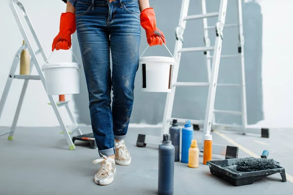 Pintora Casa Sostiene Los Cubos Con Las Pinturas Reparación Del — Foto de Stock