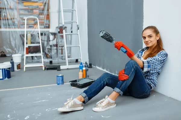 Pintora Casa Con Rodillo Pintura Sentada Suelo Después Del Trabajo — Foto de Stock