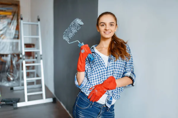 Vrouwelijke Huisschilder Handschoenen Verft Muur Huisreparatie Lachende Vrouw Doet Appartement — Stockfoto