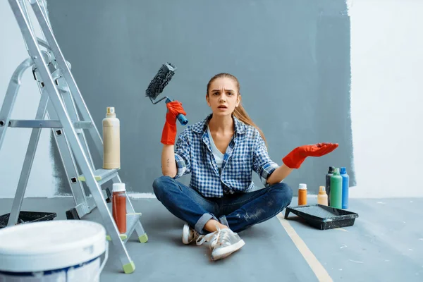 Indignante Pintora Casa Femenina Con Rodillo Pintura Sentada Suelo Después — Foto de Stock