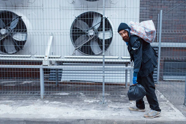 Dakloze Man Met Tas Straat Armoede Een Sociaal Probleem Dakloosheid — Stockfoto