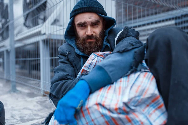 髭を生やした男は街の通りにいる 貧困は社会問題 ホームレスや孤独 アルコール依存症や飲酒依存症 都市部の孤独 — ストック写真