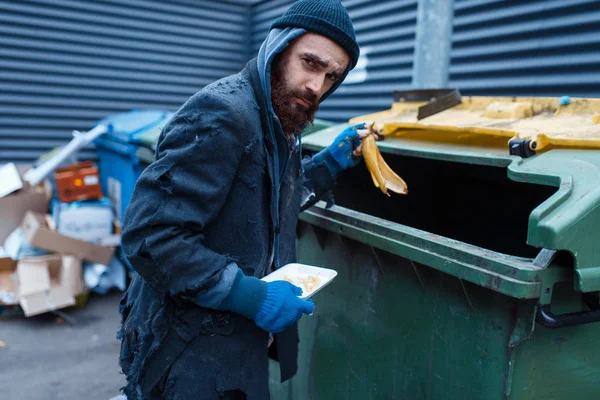 Erkek Sakallı Dilenci Şehirdeki Çöp Tenekesinde Yemek Arıyor Yoksulluk Sosyal — Stok fotoğraf