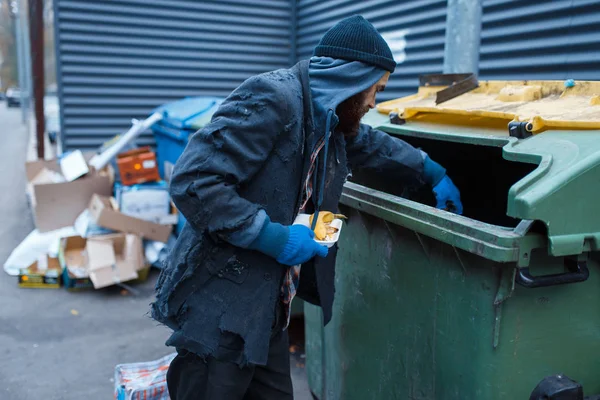 Erkek Sakallı Dilenci Şehirdeki Çöp Tenekesinde Yemek Arıyor Yoksulluk Sosyal — Stok fotoğraf