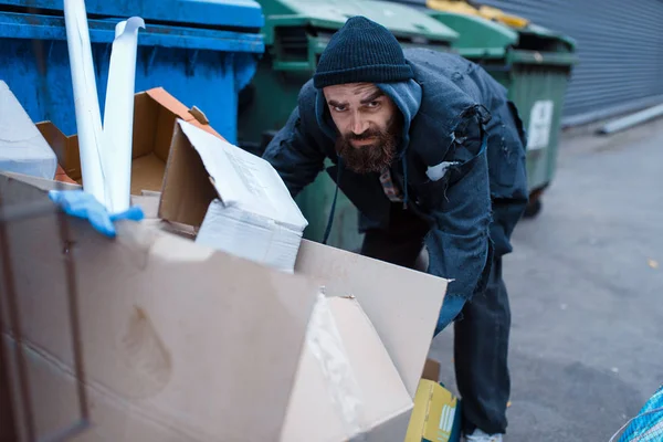 Bärtige Obdachlose Auf Der Suche Nach Essen Mülltonnen Auf Der — Stockfoto