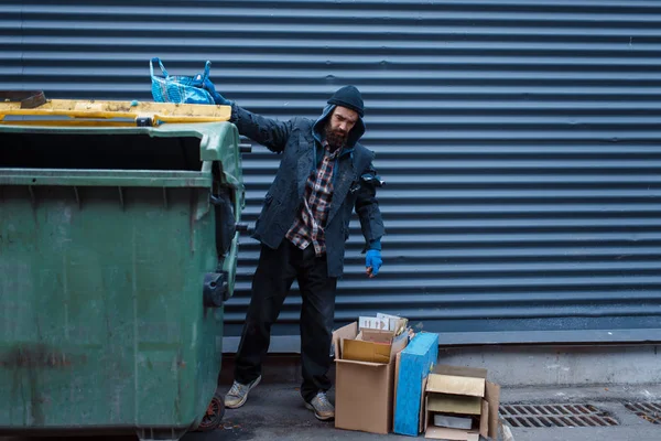 Een Bebaarde Zwerver Die Voedsel Zoekt Vuilnisbak Straat Armoede Een — Stockfoto