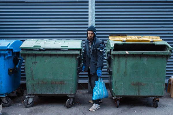 满嘴胡子的流浪汉在城市街上的垃圾桶里寻找食物 贫穷是一个社会问题 无家可归 城市孤独 — 图库照片
