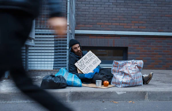 乞食の男は 街の通りに貧しい彼の人生のすべてを失った 貧困は社会問題 ホームレスや孤独 アルコール依存症や飲酒依存症 都市部の孤独 — ストック写真