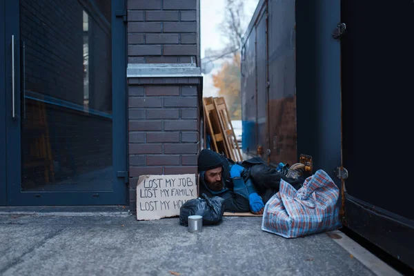 Een Bedelaar Met Een Baard Die Straat Slaapt Armoede Een — Stockfoto