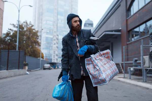Een Bebaarde Zwerver Met Een Tas Straat Armoede Een Sociaal — Stockfoto