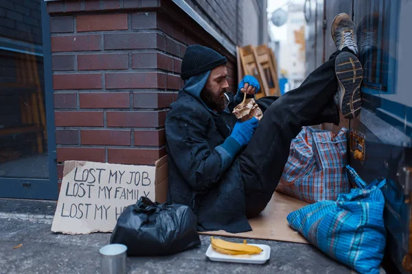 Bearded Beggar Eats Burger City Street Poverty Social Problem Homelessness — Stock Photo, Image