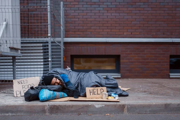 Bärtige Obdachlose Mit Hilfsschild Liegen Auf Der Straße Der Stadt — Stockfoto