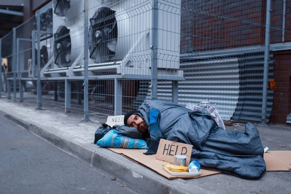 Şehir Caddesinde Sakallı Kirli Bir Evsiz Yardım Işareti Var Yoksulluk — Stok fotoğraf