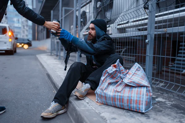 Αρσενικό Άτομο Δίνει Φλιτζάνι Ζεστό Καφέ Γενειοφόρους Βρώμικο Άστεγους Στην — Φωτογραφία Αρχείου