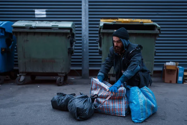 Pobres Barbudos Caixote Lixo Rua Cidade Pobreza Problema Social Falta — Fotografia de Stock