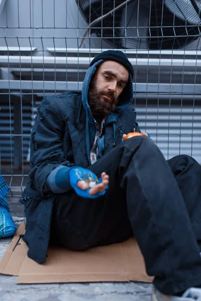 Vuile Arme Bedelaar Met Baard Straat Armoede Een Sociaal Probleem — Stockfoto