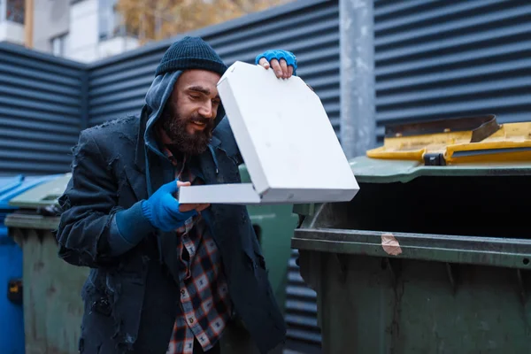 Brudny Żebrak Brodą Znalazł Pizzę Śmietniku Ulicy Ubóstwo Jest Problemem — Zdjęcie stockowe