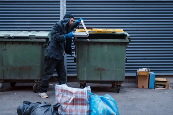 Een Bedelaar Met Baard Vond Pizza Vuilnisbak Straat Armoede Een — Stockfoto