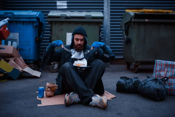 Vuile Bedelaar Met Mes Vork Eet Vuilnisbak Straat Armoede Een — Stockfoto