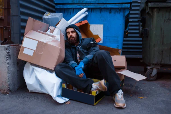 Vuile Dronken Bedelaar Ligt Vuilnisbak Straat Armoede Een Sociaal Probleem — Stockfoto