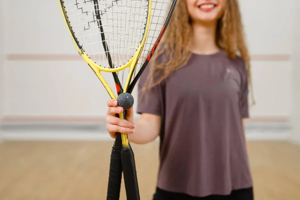 Női Személy Mutatja Squash Ütő Labda Lány Játék Edzés Aktív — Stock Fotó