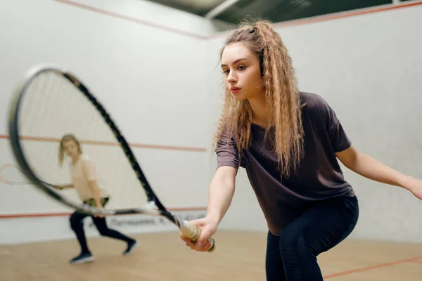 Két Női Játékos Squash Ütővel Játszik Pályán Lány Játék Edzés — Stock Fotó