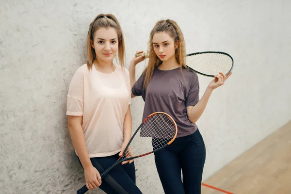 Két Női Játékos Pózol Squash Ütőkkel Pályán Lányok Játék Edzés — Stock Fotó