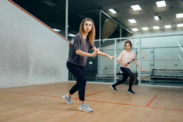 Dos Jugadoras Con Raqueta Squash Jugando Cancha Chica Entrenamiento Del — Foto de Stock