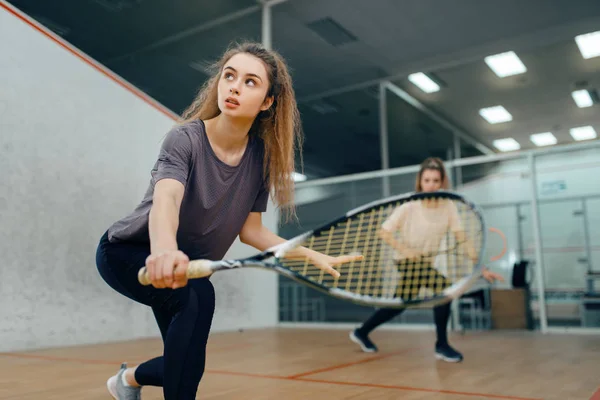 Két Női Játékos Squash Ütővel Játszik Pályán Lány Játék Edzés — Stock Fotó