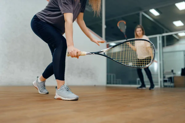 Raketli Iki Bayan Oyuncu Kortta Squash Maçı Eğitimli Kızlar Aktif — Stok fotoğraf