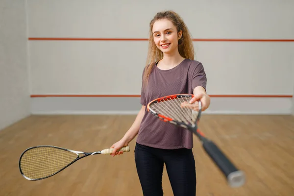 Kadın Oyuncu Squash Raketi Veriyor Oyun Eğitiminde Bir Kız Sahada — Stok fotoğraf