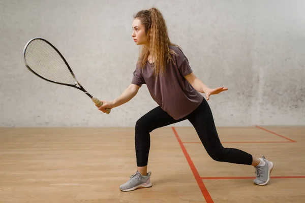 Női Játékos Squash Ütő Akcióban Lány Játék Edzés Aktív Sport — Stock Fotó