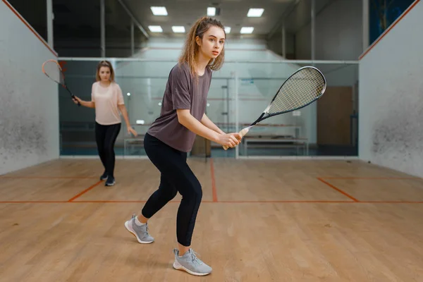 Dos Jugadoras Con Raquetas Juego Squash Cancha Las Niñas Entrenamiento — Foto de Stock