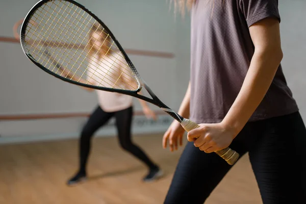 Raketli Iki Bayan Oyuncu Kortta Squash Maçı Eğitimli Kızlar Aktif — Stok fotoğraf