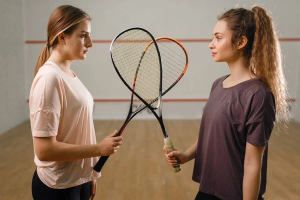 Dos Jugadoras Con Raquetas Squash Están Cara Cara Las Niñas —  Fotos de Stock