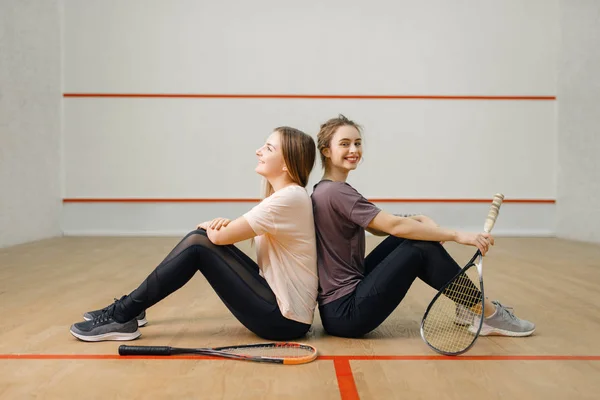 Dos Jugadoras Con Raquetas Squash Sientan Espalda Con Espalda Suelo —  Fotos de Stock