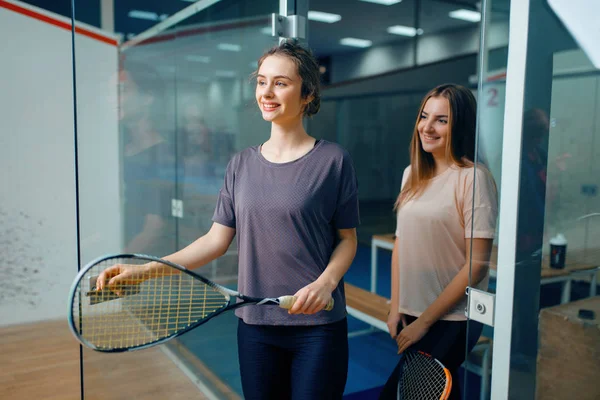 Két Mosolygó Női Squash Játékos Pózol Öltözőben Ifjúsági Tréning Aktív — Stock Fotó