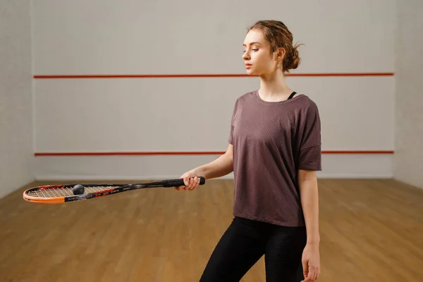 Jugadora Con Raqueta Squash Pelota Cancha Chica Entrenamiento Del Juego — Foto de Stock