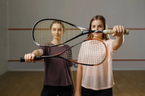 Bayan Oyuncu Squash Raketleri Gösteriyor Eğitimli Kızlar Aktif Spor Hobisi — Stok fotoğraf