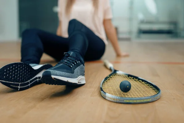 Női Játékos Squash Ütő Labda Padlón Lány Játék Edzés Aktív — Stock Fotó