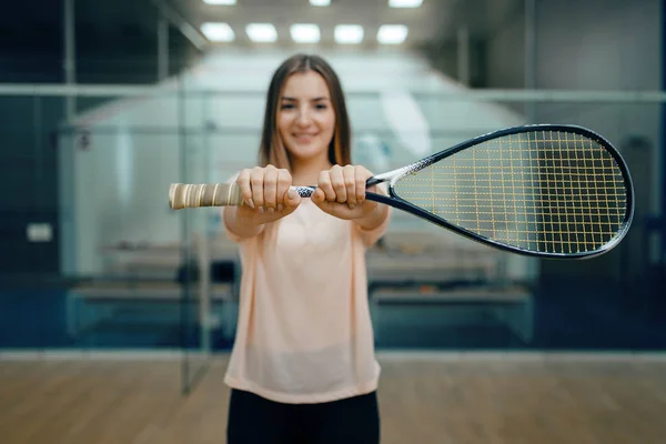 Jugadora Muestra Raqueta Squash Cancha Chica Entrenamiento Del Juego Pasatiempo — Foto de Stock