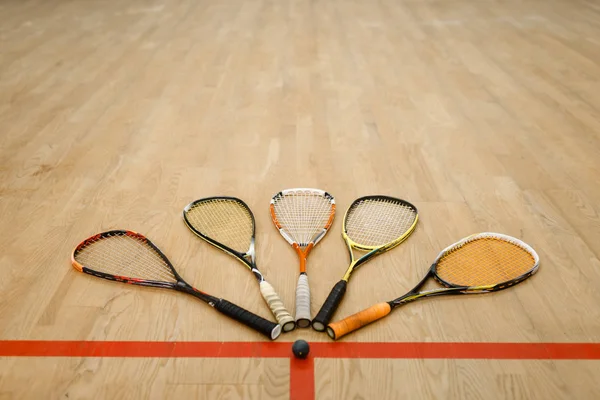 Squash Schläger Und Ball Auf Dem Spielfeld Niemand Aktives Sport — Stockfoto