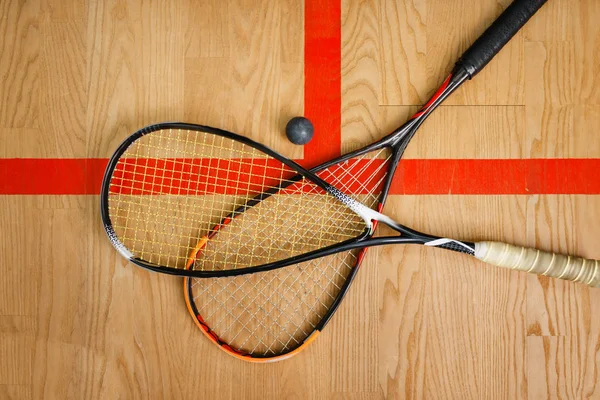 Zwei Squash Schläger Und Ball Auf Dem Court Boden Draufsicht — Stockfoto